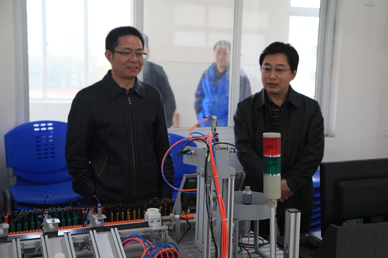 与会专家参观学院机电一体化实训设备.jpg