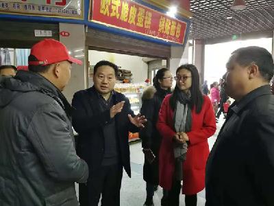 市物价局局长雷家金巡查集贸市场明码标价