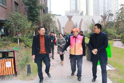 市物价局党组书记、局长雷家金带队到万达小区开展“洁城活动” 