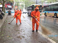 致敬！风雨中的他们让城市更美丽