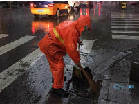 致敬！风雨中的他们让城市更美丽