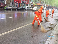 致敬！风雨中的他们让城市更美丽