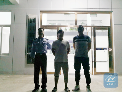 通道被拦举起扳手就砸设备  “暴脾气”被拘留