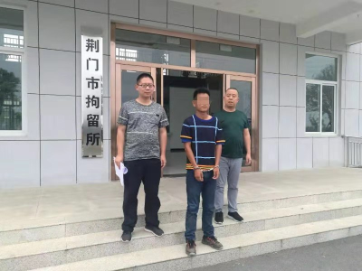 该抓！男子工地干活竟靠吸毒来提神