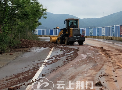 荆门丨急骤雨致山体土崩影响通行，他们紧急出动…