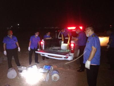 荆门城管深夜清理人行道水泥石墩    保市民顺畅出行