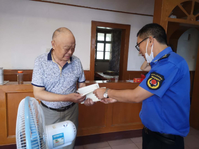 东宝城管走访慰问老党员    党的关怀暖人心