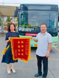 乘客大意遗失案卷资料 公交司机及时奉还解忧【日行一善 载德前行】150期