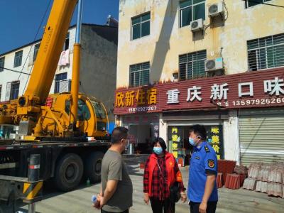 兴隆街道凤凰社区“红管家”助力防违控违