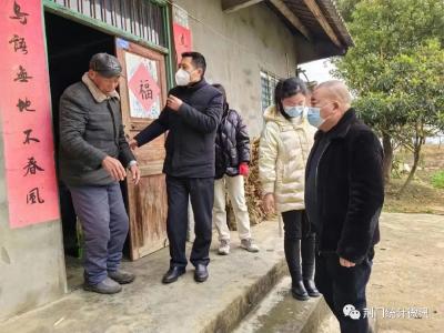 荆门市统计局开展“敲门行动”送关爱