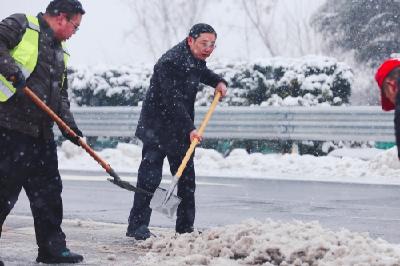 齐心协力 迎战冰雪 屈家岭在行动
